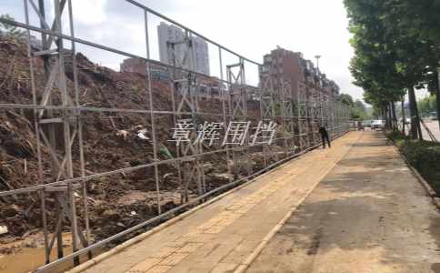 簡易圍擋是否需要工程師進行評估和設計？