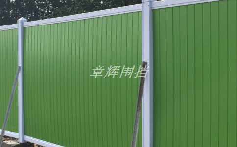 哪些環(huán)境條件下需要使用簡易圍擋來保障人員和物資的安全？（簡易圍擋應(yīng)用的環(huán)境條件要求）