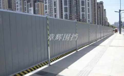 簡易圍擋在戶外廣告牌搭建中的使用效果如何？（戶外廣告牌中簡易圍擋的應(yīng)用案例介紹）